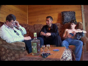 Туристы вдвоем ебут в презервативах смоленскую шлюху