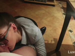 Заставил молодую очкастую секретаршу делать минет перед камерой