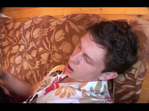 Парни на диване выебли сокурсницу в два ствола и накормили спермой