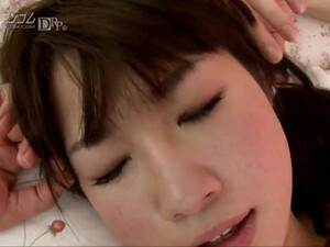 Азиаточка в чулках сосет партнеру хер и дает ему в волосатую писю