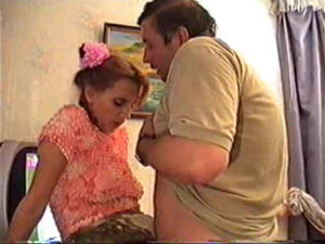 Юля поднимает хуй папы минетом и ебется раком