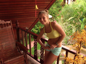 Стройная русская шалава теребит бритую писю на даче