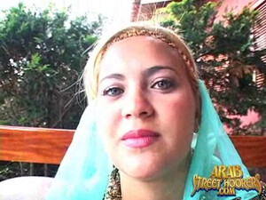 Турист трахает светловолосую арабку между больших сисек