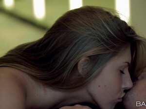 Русская модель Angelica трахается стоя с партнером