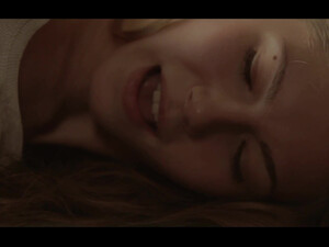 Русская сука задрала ноги и трахается в подвале