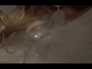 Русская сука задрала ноги и трахается в подвале