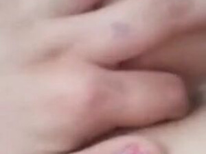 Развратная азербайджанка трахает себя пальчиком в попку