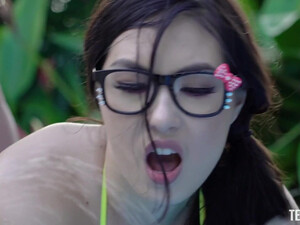 Мужик насадил на член грудастую азиатку в очках возле бассейна