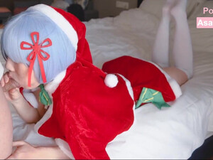 Парень трахает молодую китаянку с красивой попкой в костюме Санта Клауса