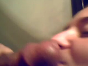 Вторая Половинка на корточках сидя отсасывает мой стояк