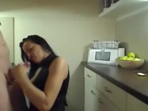 Муж трахнул утром жену на кухне