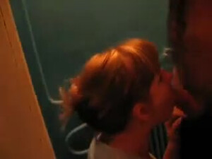 Русская девушка хорошо шлифует ртом член