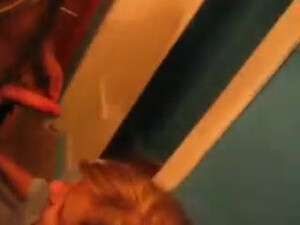 Русская девушка хорошо шлифует ртом член