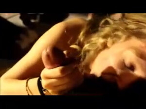 Милая блондинка смело перед камерой член сосет