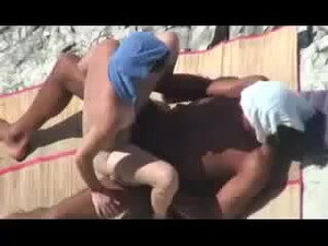 Секс супругов под палящим солнцем на пляже