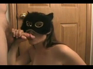 Надев маску, брюнетка жена сосет и кушает сперму мужа