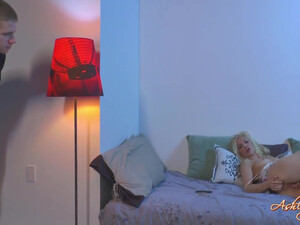 Застал жену за мастурбацией и засунул пальцы в киску