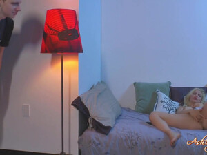 Застал жену за мастурбацией и засунул пальцы в киску