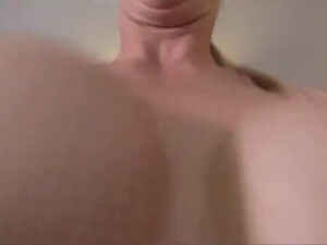 Женушка отсасывает супругу на кухне и дает ебать