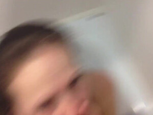 Плоская благоверная делает минетик в ванной