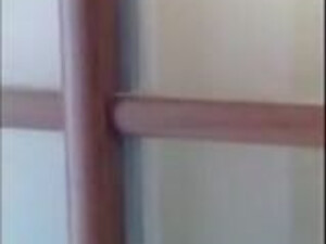 Пришел домой, а там его любимая шпилится в ванной