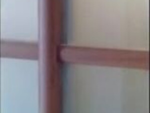 Пришел домой, а там его любимая шпилится в ванной