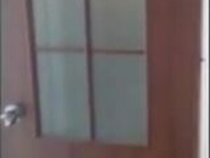 Пришел домой, а там его любимая шпилится в ванной