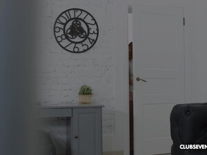 Пацан трахает двух шлюх и лижет им ухоженные письки