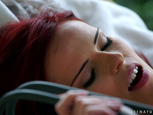 Крашеная блядь возбудилась от куни и дала в жопу на природе