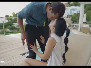 Ирина сосет большой хуй хозяина Виллы и ебется в жопу