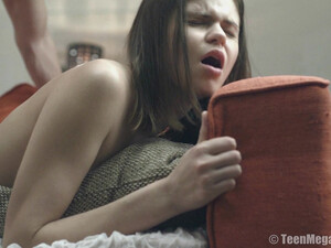 Ебет в пердак худосочную блядь в позе наездницы и дарит ей анальный оргазм