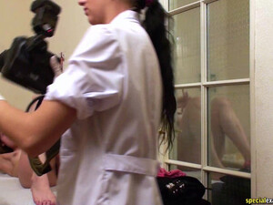 Докторша фотографирует анал молодой пациентки