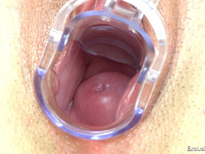 Брюнетка дрочит самотыком и кончает у гинеколога