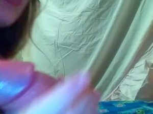 Рыжая сучка сосет хуй перед камерой