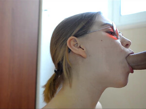 Очкастая девка умеет сосать член, но никогда не глотала сперму