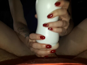 Сестра помогла брату кончить, подрочив хуй резиновой вагиной