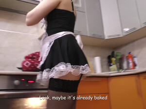 Парень доплатил горничной, чтобы она отвлеклась и сделала минет