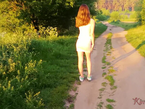 Арина делает минет на природе во время прогулки