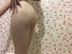 Худенькая девочка с татушкой сексуально бреет писю в ванной