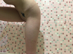 Худенькая девочка с татушкой сексуально бреет писю в ванной