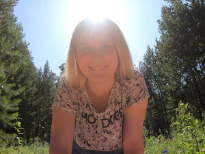 Молодая телка сосет член лучшего друга Миши в Тверском лесу