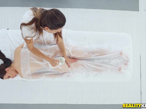 Сперва насладилась массажем, а потом твердым хреном массажиста в тугой заднице