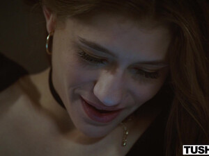 Девушка целует подругу и ебется в очко одновременно