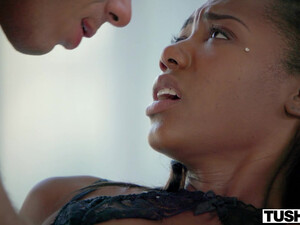 Чернокожая красотка делает минет любовнику перед анальным трахом