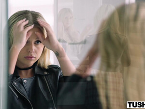 Чувак первый раз разрабатывает хуем анал молодой блондинки