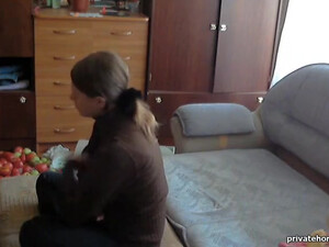 Две барышни ласкают большой член своего друга