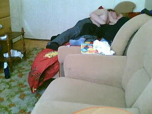 Парень со своей девушкой решили заснять на камеру домашний секс