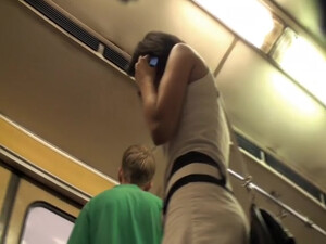 Парень снимает в метро красивую девушку