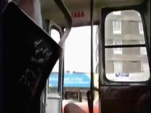 Русский извращенец мастурбирует свой член в общественных местах