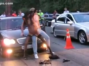 Красивая голая девушка показывает себя прямо на дороге